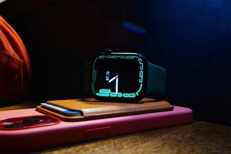 Какими получились Apple Watch Series 7 с куда большим экраном, и зачем они могут быть нужны.